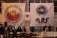 Zdjęcie dwóch wiszących banerów federacji teakwon-do