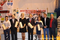 Goście turnieju wraz z Otylią Jędrzejczak pozują do grupowego zdjęcia