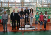 Zdjęcie zawodniczek turnieju wraz ze zwyciężczyniami stojacymi na podium