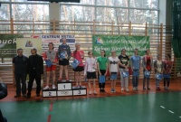 Zdjęcie młodszych zawodniczek wraz ze zwycieżczynami stojącymi na podium