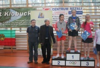 Zawodniczki stoją na podium trzymając swoje nagrody