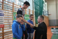 Zwycięzca turnieju otrzymuje gratulacje stojąc na podium