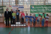 Zawodniczki ze zwycięzcami na podium wraz z opiekunami