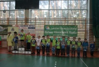 Cała drużyna chłopców wraz ze zwycięzcami w towarzystwie opiekunów