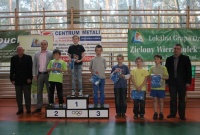 Zawodnicy wrac z zwycięzcami na podium w towarzystwie opiekunów