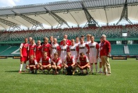 Drużyna wspólnie pozuje do grupowego zdjęcia na murawie