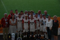 Drużyna po skończonym meczu pozuje z medalami