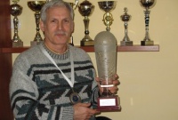 Prezentacja zwycięskiego pucharu na tle innych zdobytych pucharów