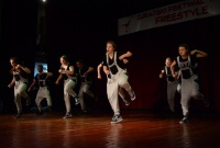 Zespół ubrany na czarno-szaro podczas swojej choreografii