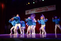 Niebiesko-biały zespół podczas energicznych ruchów w trakcie występu