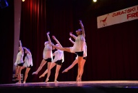 Grupa dziewczyn podczas swojego występu na scenie