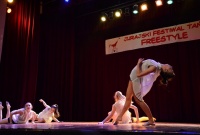 Dziewczyny podczas występu leżące na scenie