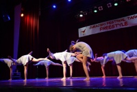 Dziewczyny podczas występu stoją na jednej nodze