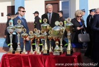 Prezentacja pucharów stojących na stoliku