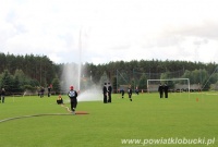 Pokaz działania węża strażackiego na boisku piłkarskim