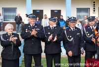 Kilku przedstawicieli straży pożarnej biją brawo