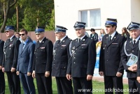 Zdjęcie przedstawia przedstawicieli straży stojacych na baczność