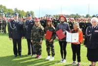 Wręczenie dyplomów trzem zawodniczkom zawodów w towarzystwie straży