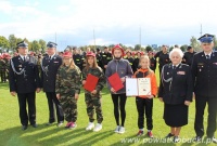 Trzy zawodniczki prezentują dyplom które otrzymaly podczas zawodów