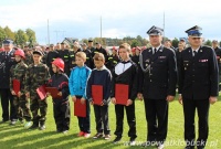 Zdjęcie chłopców którzy otrzymali dyplomy od straży