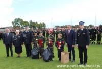 Chłopcy po zawodach prezentują swoje nagrody