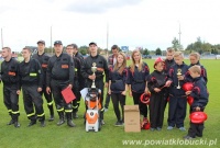 Pamiątkowe zdjęcie straży, uczestników wraz z nagrodami