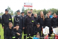 Pamiątkowe zdjęcie straży i uczestników zawodów