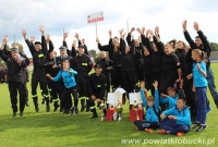 Wszyscy uczestnicy wraz ze strażą podskakują w radości